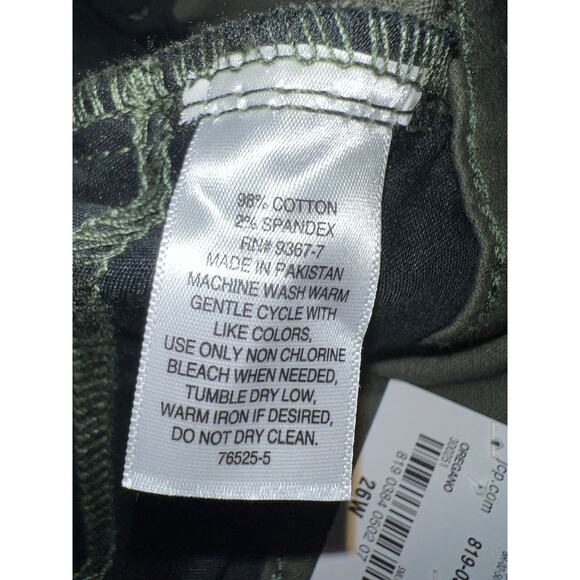 St. John bay women’s new green mid rise Bermuda shorts - Picture 7 of 12